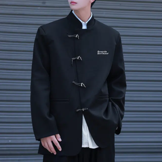 普鲁士多特蒙德 新中式高级感国风品牌字母印花立领金属质感盘扣设计宽松西服中山装休闲舒适文艺衬衫西装 男女同款