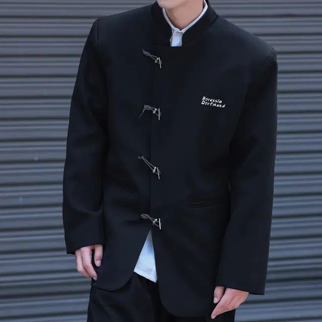 普鲁士多特蒙德 新中式高级感国风品牌字母印花立领金属质感盘扣设计宽松西服中山装休闲舒适文艺衬衫西装 男女同款