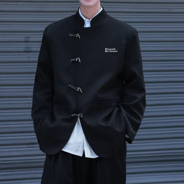 普鲁士多特蒙德 新中式高级感国风品牌字母印花立领金属质感盘扣设计宽松西服中山装休闲舒适文艺衬衫西装 男女同款