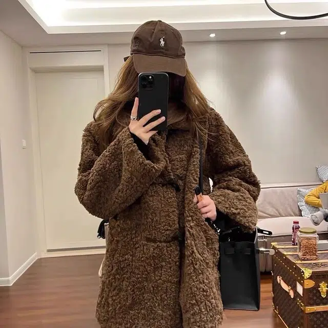 邓大喵 女中长款巧克力牛角扣羊羔毛外套女韩式宽松慵懒风厚大衣皮草 女款