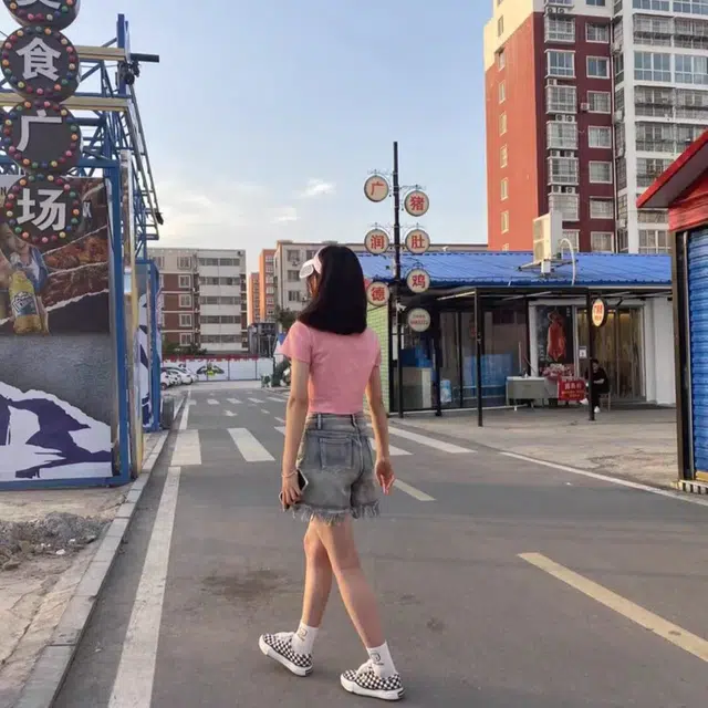 邓大喵 复古水洗做旧毛边宽松高腰牛仔短裤 女款