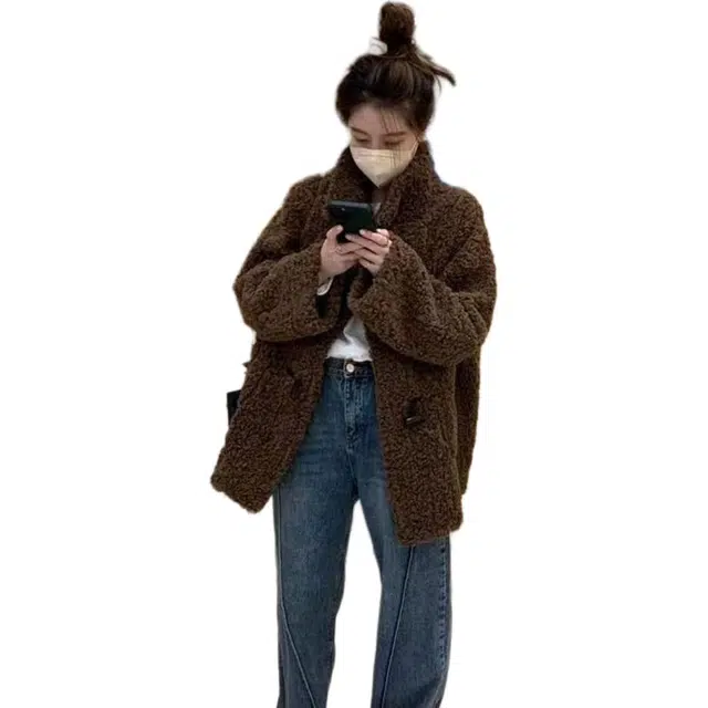 邓大喵 女中长款巧克力牛角扣羊羔毛外套女韩式宽松慵懒风厚大衣皮草 女款