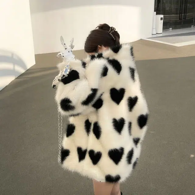 邓大喵 富家千金黑白爱心环保毛毛外套女宽松仿女年轻款加厚大衣皮草 女款