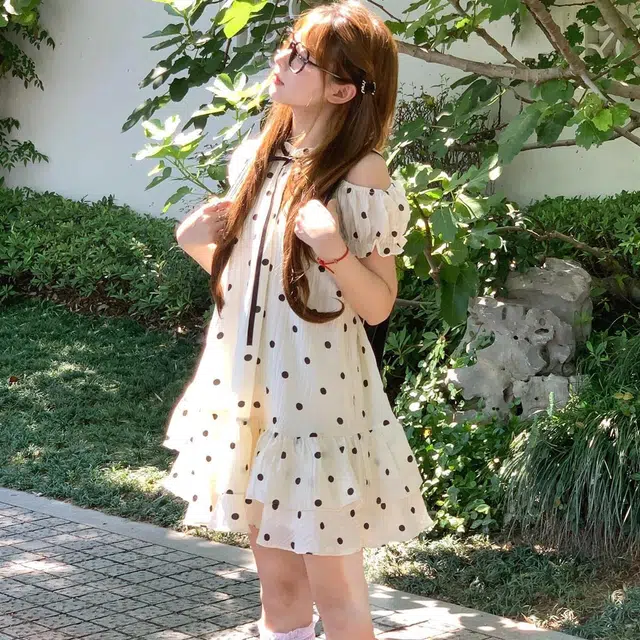 邓大喵 波点蝴蝶结露肩泡泡袖简约通勤短袖连衣裙 女款