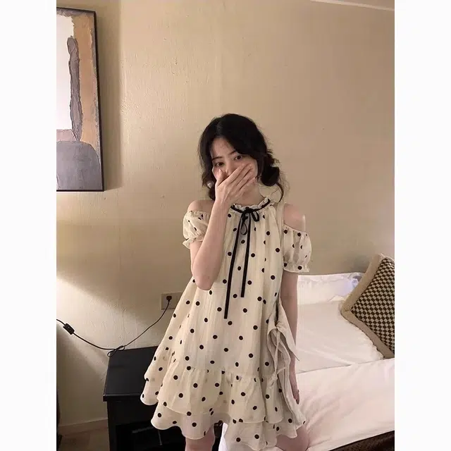 邓大喵 波点蝴蝶结露肩泡泡袖简约通勤短袖连衣裙 女款