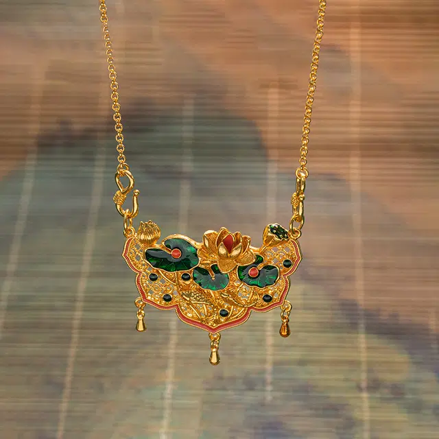 饰福瑞 莲花如意锦鲤吊坠  小众设计高级时尚 新中式古法花丝国潮珐琅新款设计秋上新毛衣链 通勤百搭好运 合金 项链 女款