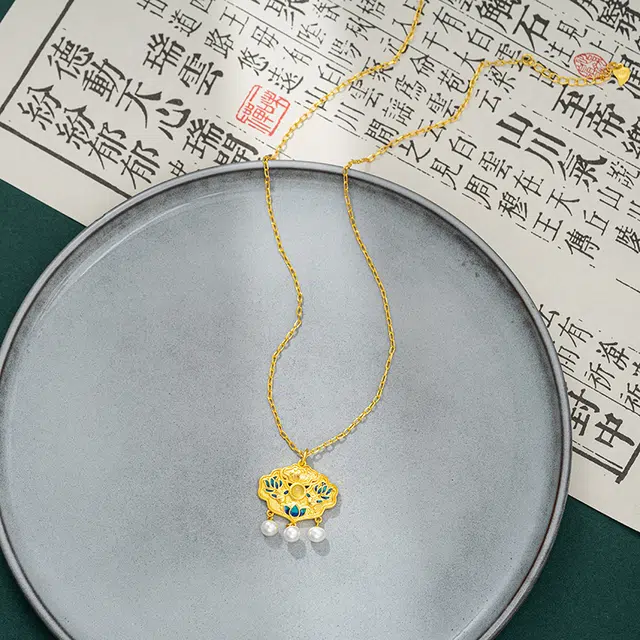 饰福瑞 如意宫廷锦鲤吊坠 小众设计高级时尚 祥云锁新中式国风珐琅锁骨链 通勤百搭好运 合金 项链 男女同款情侣款