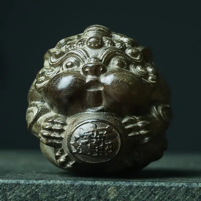 仙作美 雕刻貔貅抱球文玩 阴沉木 木作摆件 男女同款情侣款