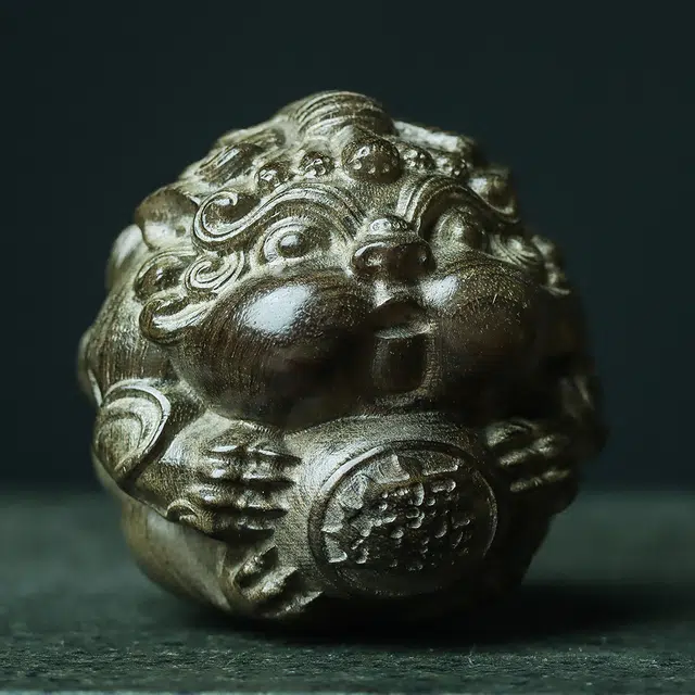 仙作美 雕刻貔貅抱球文玩 阴沉木 木作摆件 男女同款情侣款