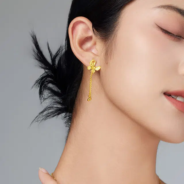 明牌珠宝 古法黄金比翼花蝶不对称苏 足金 按克计价 黄金耳线 女款