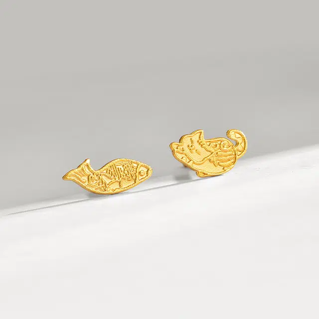 明牌珠宝 福猫庆有余 猫鱼纹章方寸闲耳饰 足金 按克计价 黄金耳钉 男女同款情侣款