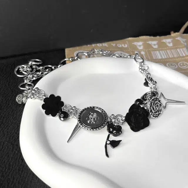 DVNRR choker y2k