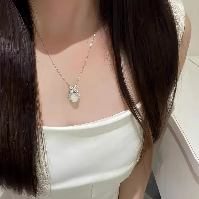 镯瑾 新中式国潮 精致 在逃公主 蝴蝶结樱桃 小吊坠 如月光般通透水润莹润光泽精工蛋面镶嵌 国风清冷感设计 玉髓 玉石项链 女款