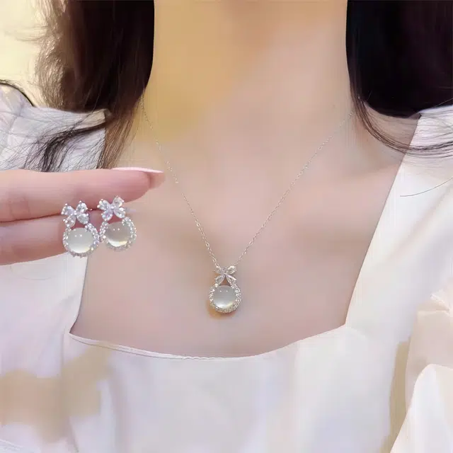 镯瑾 新中式国潮 精致 在逃公主 蝴蝶结樱桃 小吊坠 如月光般通透水润莹润光泽精工蛋面镶嵌 国风清冷感设计 玉髓 玉石项链 女款