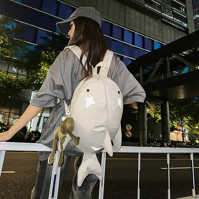 蔻蒂熊 卡通鲨鱼女可爱搞怪学生书包大容量旅行背包男时尚休闲个性潮流 涤纶 双肩包 常规 青少年 白色/灰色/黑色