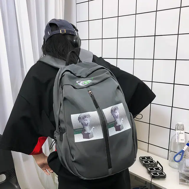 蔻蒂熊 美式高街书包大学生男生刺绣贴图背包轻便时尚 涤纶 双肩包 常规 青少年 灰色/黑色