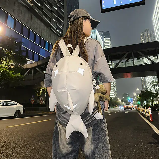 蔻蒂熊 卡通鲨鱼女可爱搞怪学生书包大容量旅行背包男时尚休闲个性潮流 涤纶 双肩包 常规 青少年 白色/灰色/黑色