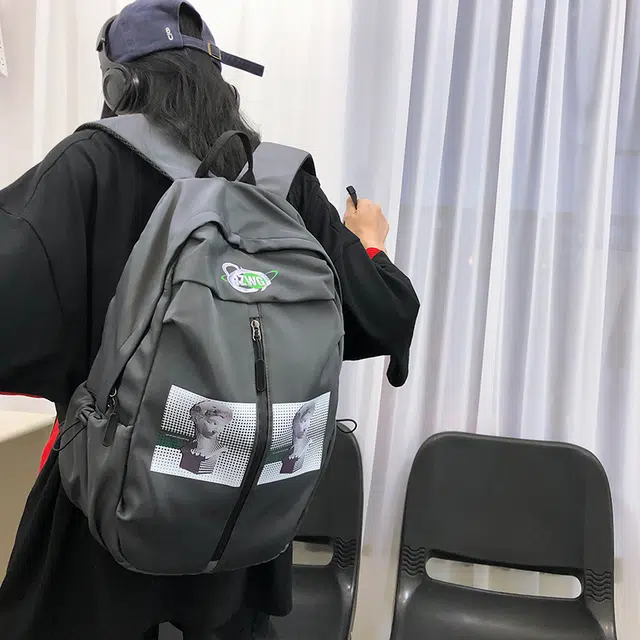 蔻蒂熊 美式高街书包大学生男生刺绣贴图背包轻便时尚 涤纶 双肩包 常规 青少年 灰色/黑色
