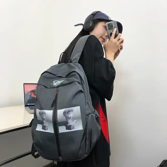 蔻蒂熊 美式高街书包大学生男生刺绣贴图背包轻便时尚 涤纶 双肩包 常规 青少年 灰色/黑色