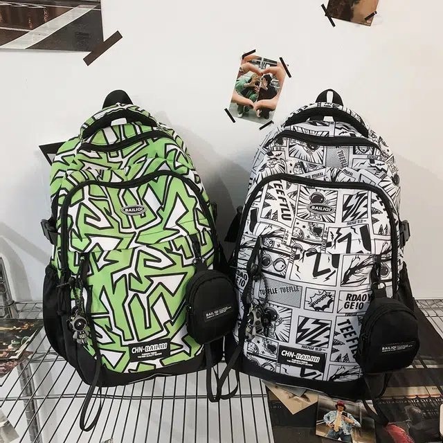 蔻蒂熊 大容量书包休闲包轻便背包初高中百搭 涤纶 双肩包 常规 青少年 几何   / 动漫   / 报纸  /  涂鸦   / 白色  /  黑色