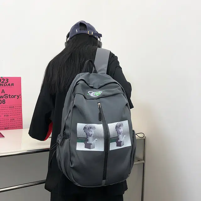 蔻蒂熊 美式高街书包大学生男生刺绣贴图背包轻便时尚 涤纶 双肩包 常规 青少年 灰色/黑色