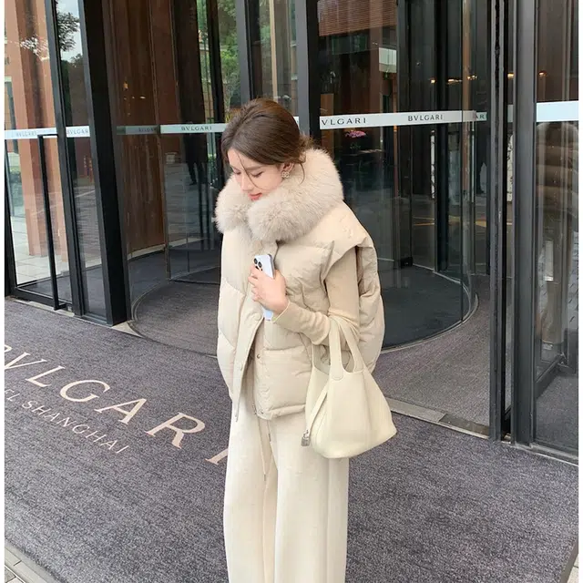 丝絮丝绸 秋冬季时尚宽松舒适白富美奢華贵妇级大毛领坎肩马甲外套棉服 女款