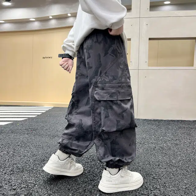 俞兆林 男大童潮范直筒户工装大口袋外健身跑步舒适亲肤适中儿童运动裤 春秋 青少年