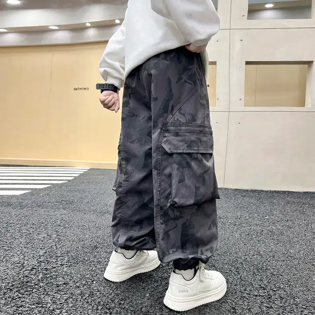 俞兆林 男大童潮范直筒户工装大口袋外健身跑步舒适亲肤适中儿童运动裤 春秋 青少年