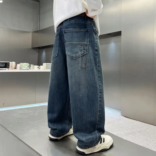 俞兆林牛仔裤 男大童酷帅纯色潮范直筒户外健身跑步舒适亲肤 青少年
