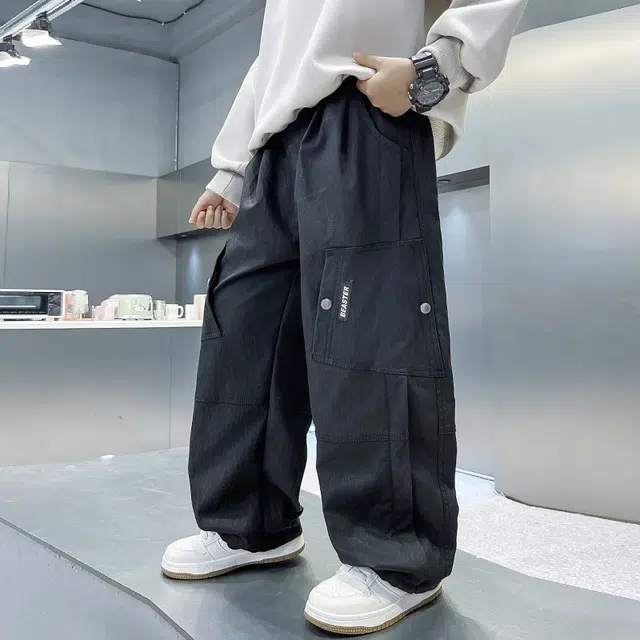 俞兆林 男大童工装潮范直筒户外健身跑步舒适亲肤简约纯色适中儿童运动裤 春秋 青少年