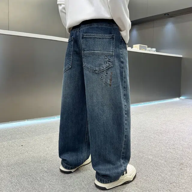俞兆林牛仔裤 男大童酷帅纯色潮范直筒户外健身跑步舒适亲肤 青少年