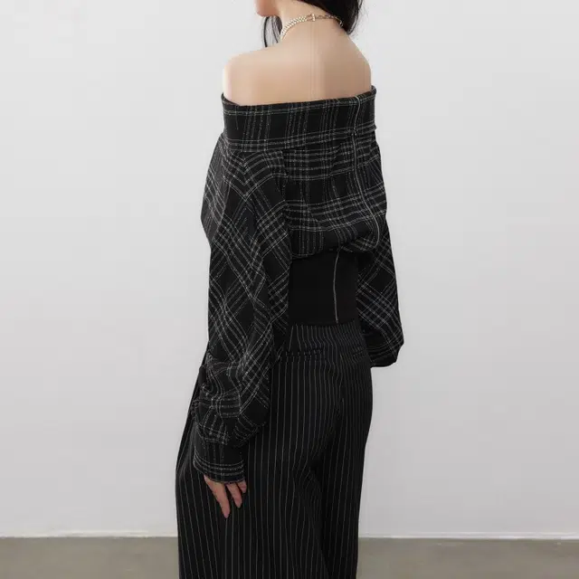 哒头下雨不愁 慵懒复古风秋季黑白撞色格纹一字肩收腰长袖截短上衣 女款