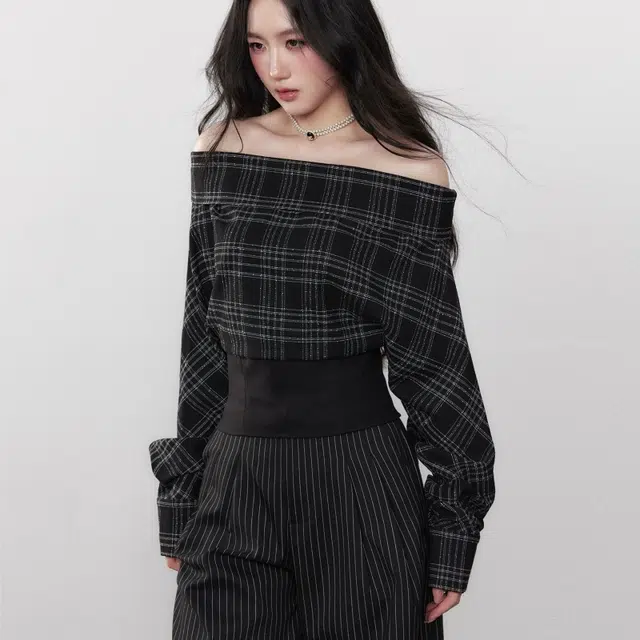 哒头下雨不愁 慵懒复古风秋季黑白撞色格纹一字肩收腰长袖截短上衣 女款