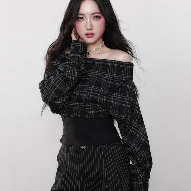 哒头下雨不愁 慵懒复古风秋季黑白撞色格纹一字肩收腰长袖截短上衣 女款