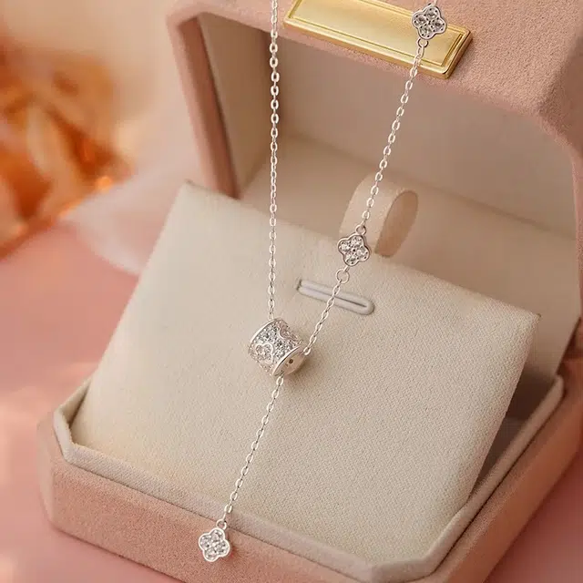 CUTE DAME 990