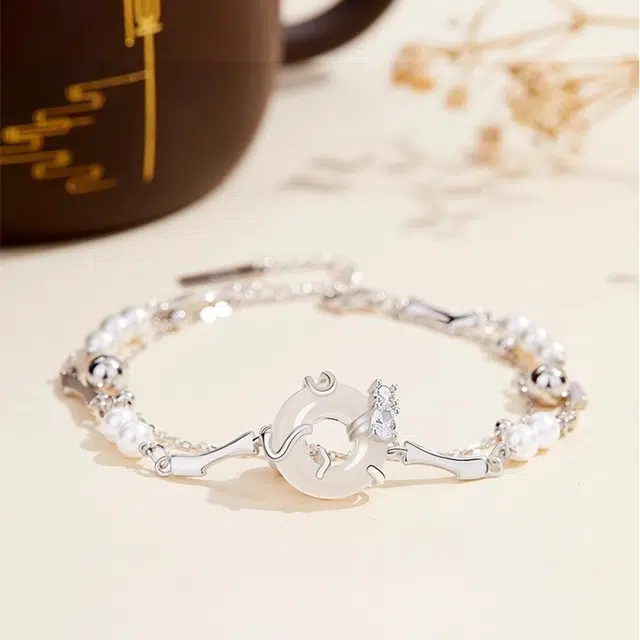 S999 CUTE DAME