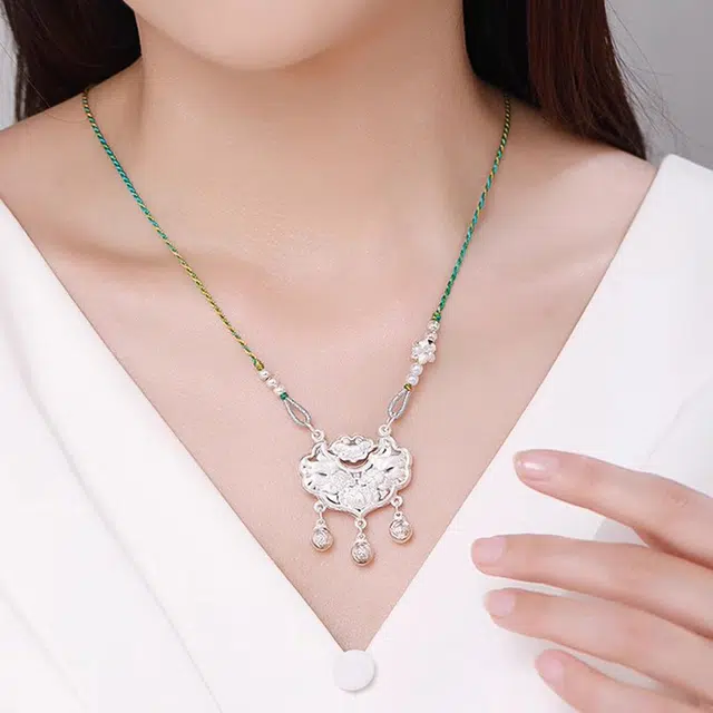 CUTE DAME 990