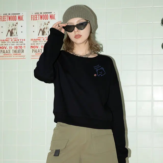 棉致 眨眼熊纯色简约圆领短款宽松套头落肩长袖卫衣 女