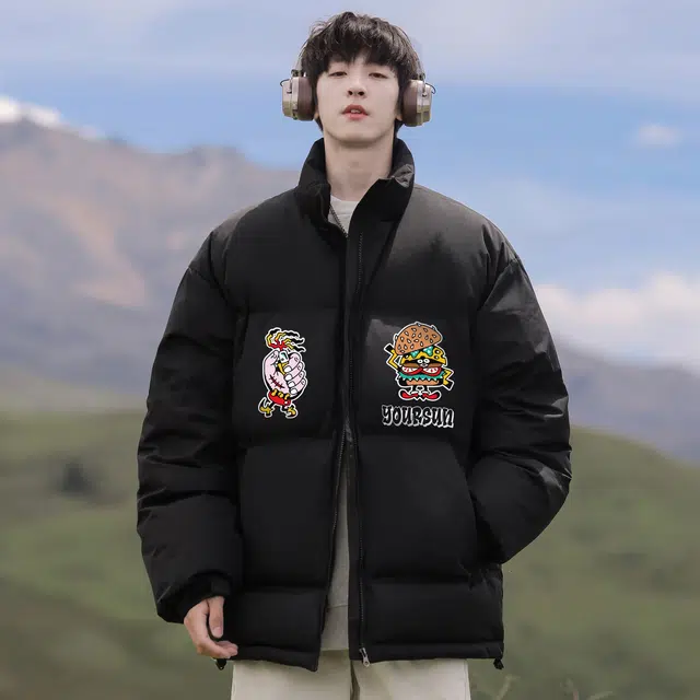 宜而爽 美式高街复古潮牌创意卡通贴纸图案字母印花宽松运动加厚防寒保暖立领鸭绒外套日常通勤休闲百搭户外轻薄羽绒服 男女同款