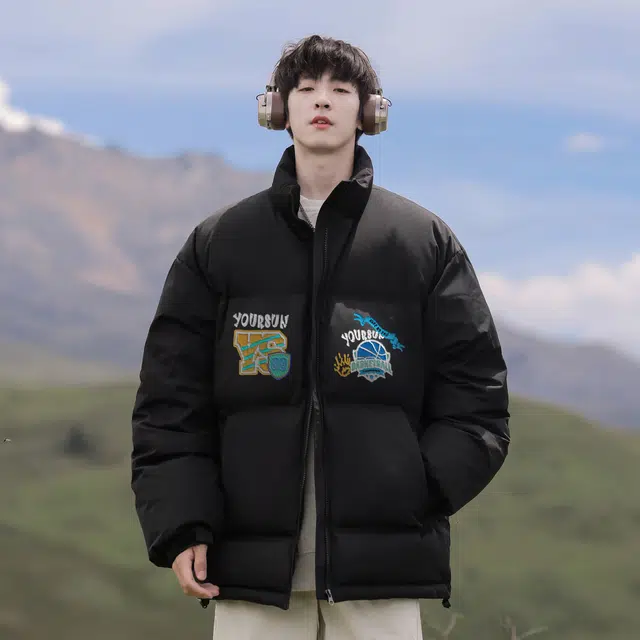 宜而爽 美式高街复古潮牌仿刺绣徽章字母数字印花高级感设计宽松运动加厚防寒保暖立领鸭绒外套日常通勤休闲百搭户外轻薄羽绒服 男女同款
