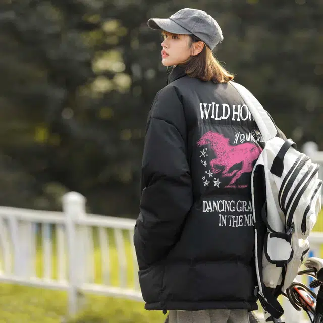 宜而爽 美式街头潮流涂鸦手绘奔腾野马图案字母印花户外运动宽松加厚防寒保暖立领鸭绒外套日常通勤休闲百搭轻薄羽绒服 男女同款