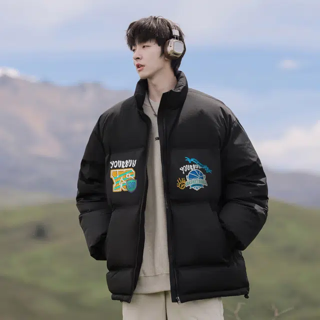 宜而爽 美式高街复古潮牌仿刺绣徽章字母数字印花高级感设计宽松运动加厚防寒保暖立领鸭绒外套日常通勤休闲百搭户外轻薄羽绒服 男女同款