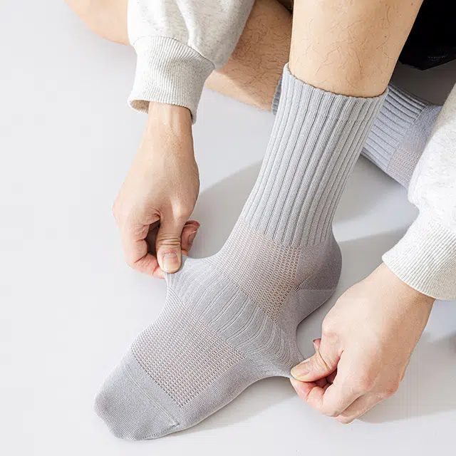 莫代尔 简约纯色基础款长袜舒适亲肤透气防臭吸湿排汗运动袜不掉跟高弹日常百搭中筒袜 男款