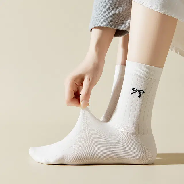 莫代尔 蝴蝶结简约图案舒适柔滑透气吸汗袜子时尚百搭中筒袜 女款