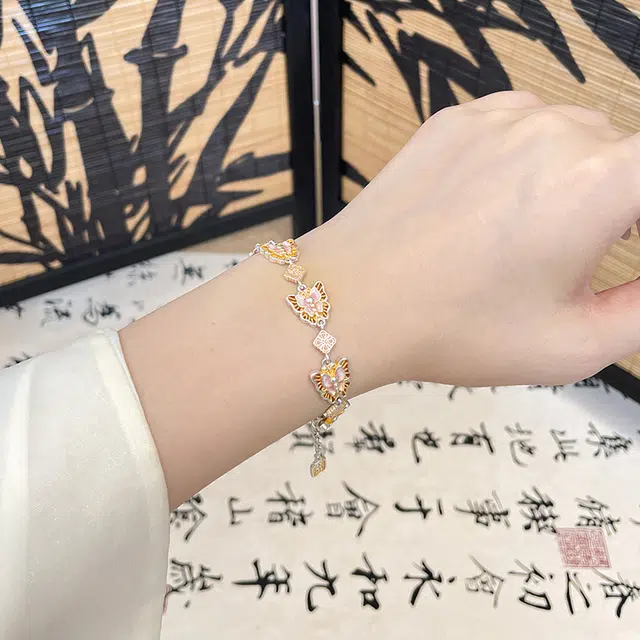 麟典 描金珐琅粉彩蝴蝶 新中式复古精致蝴蝶手饰女 气质典雅古法国风汉服配饰  高级礼盒 #好运 合金 手链 女款