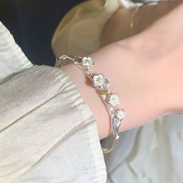 麟典 灼灼桃花古法开口镯 森系高级感梅花仙气手饰 国风汉服穿搭女生饰品 告白 高级礼盒 #好运 合金 手镯 女款