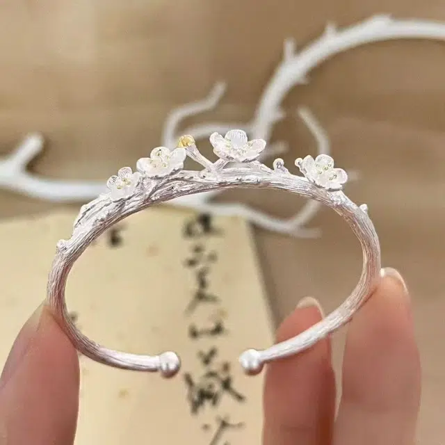 麟典 灼灼桃花古法开口镯 森系高级感梅花仙气手饰 国风汉服穿搭女生饰品 告白 高级礼盒 #好运 合金 手镯 女款