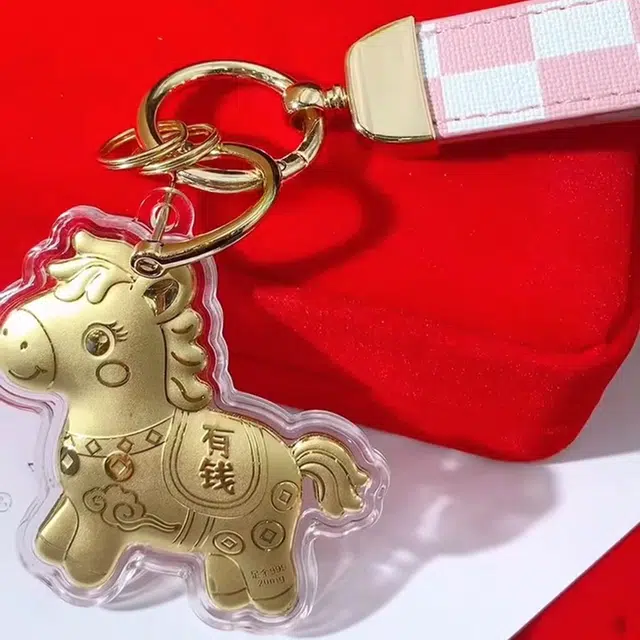 麟典 马上有钱钥匙扣马上暴富招财纳福小金马包包挂饰精致高级皮革汽车钥匙扣创意饰品  #好运 金 挂件 男女同款情侣款