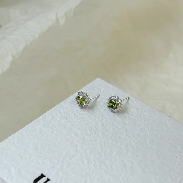 925