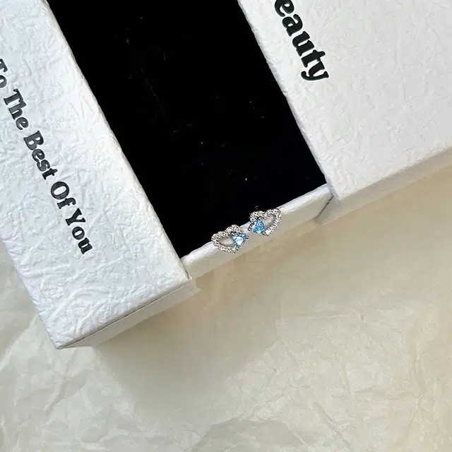 925